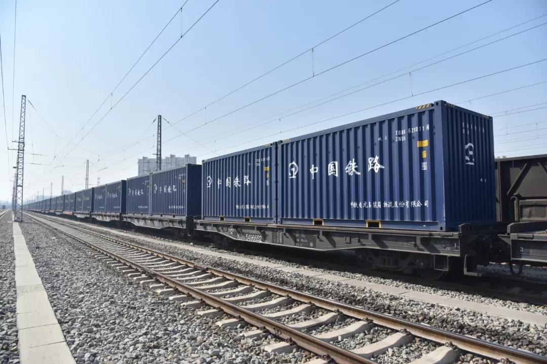 增加铁路货运                    货及产品从公路运输转到铁路运输上