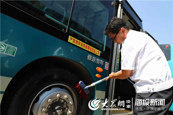 探访济南公交司机:车厢虽有空调仍要经受烤验
