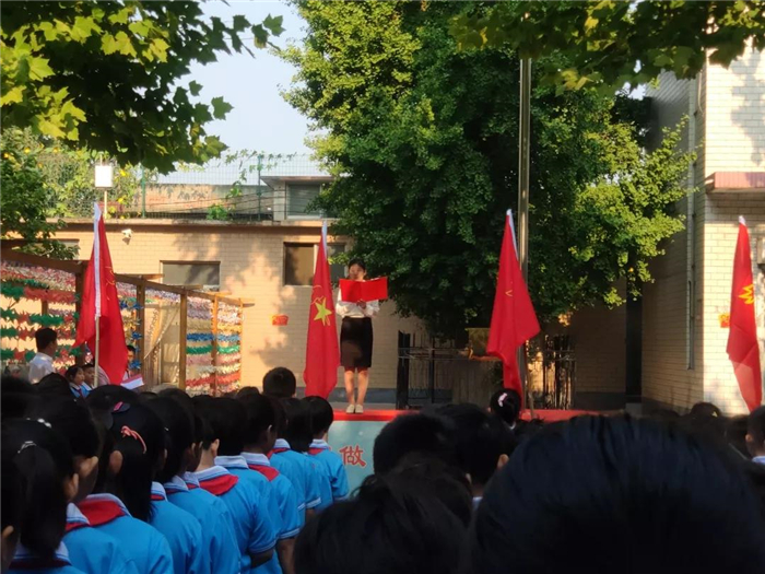 历城区唐王镇中心小学举行升国旗唱国歌百万学子向祖国宣誓活动