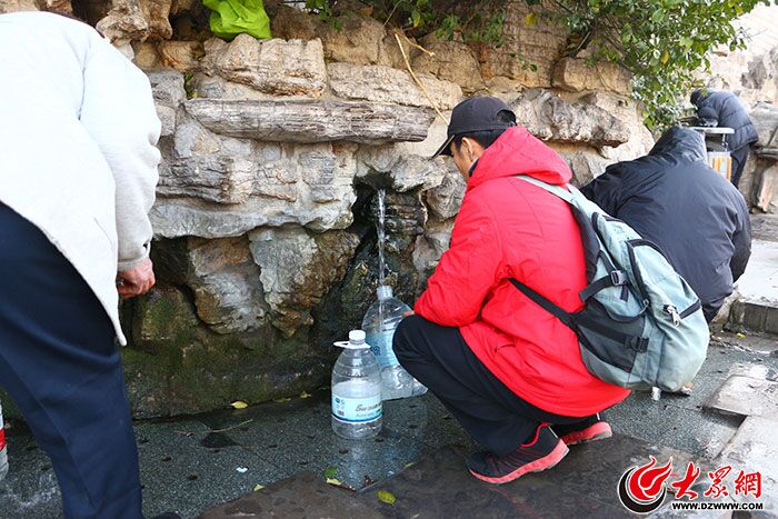 济南市民在黑虎泉取水点接水实习生 赵宇 摄