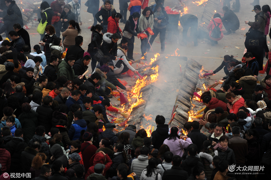 武汉:市民归元寺拜财神 香火鼎盛人潮如织