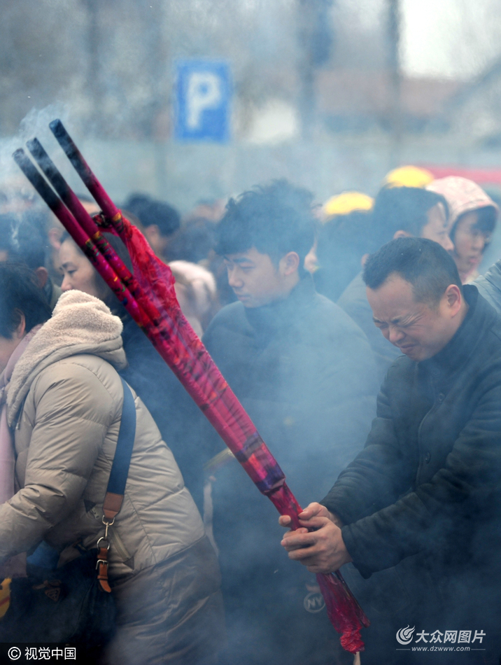 武漢:市民歸元寺拜財神 香火鼎盛人潮如織