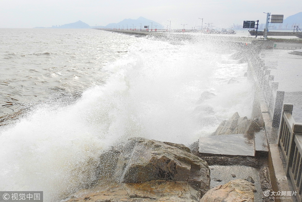 冷空氣來襲 江蘇連雲港沿海出現大風大浪