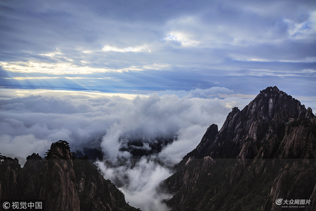 安徽黄山风景区现"瀑布流云"景观