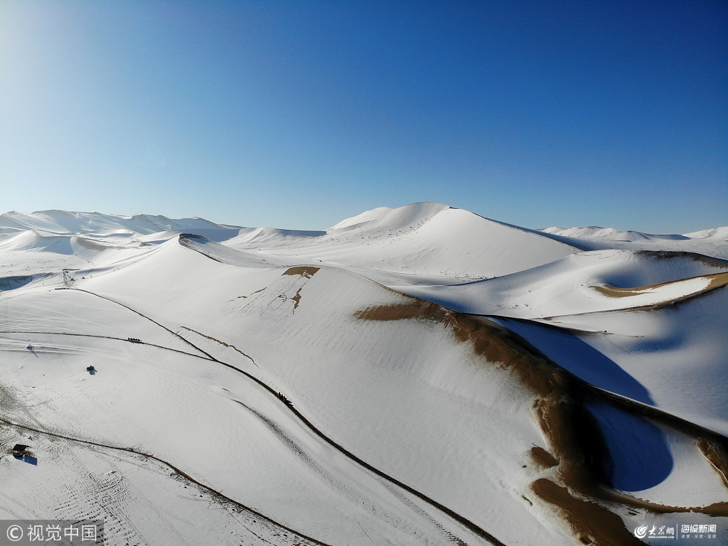 甘肃酒泉:航拍雪后月牙泉景区美景如画