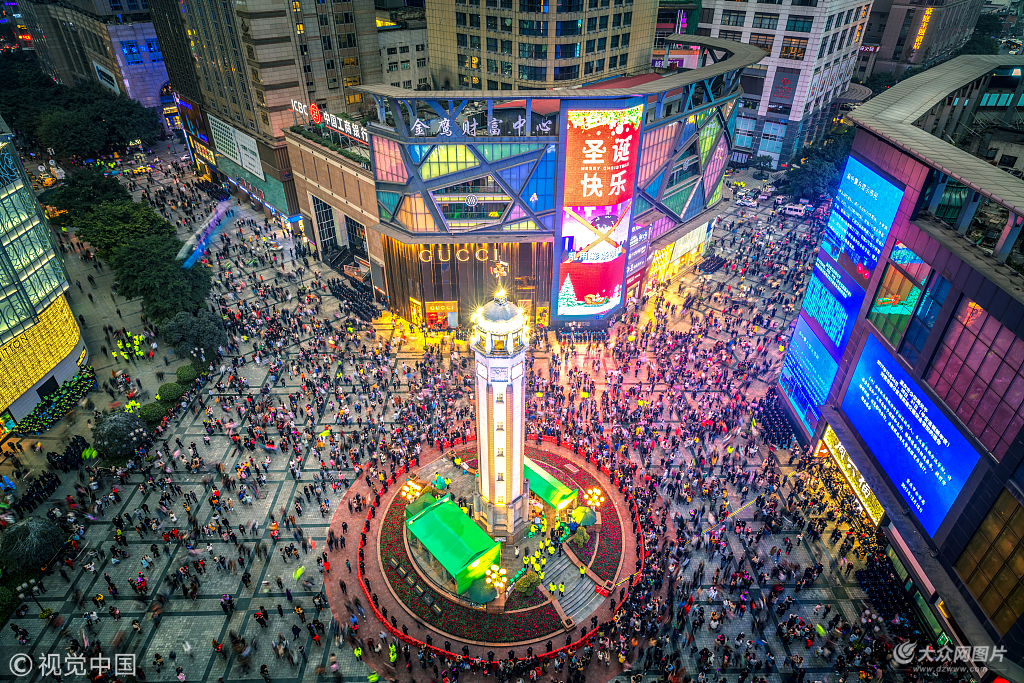 重庆:10万人齐聚解放碑 共度浪漫跨年夜
