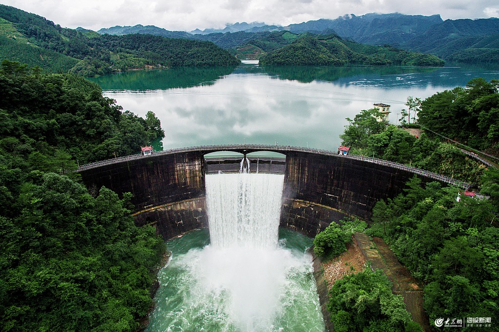 广西桂林板峡水库飞瀑景色美如画