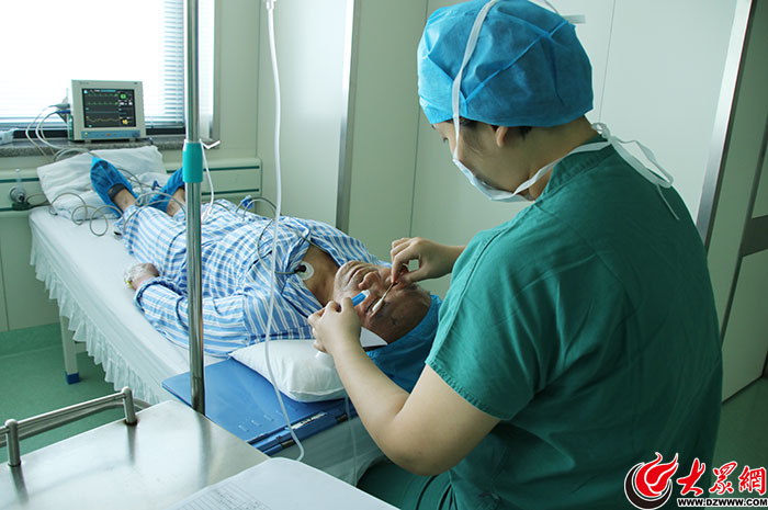 手术前,医护人员给范庆芳老人清洗眼睛