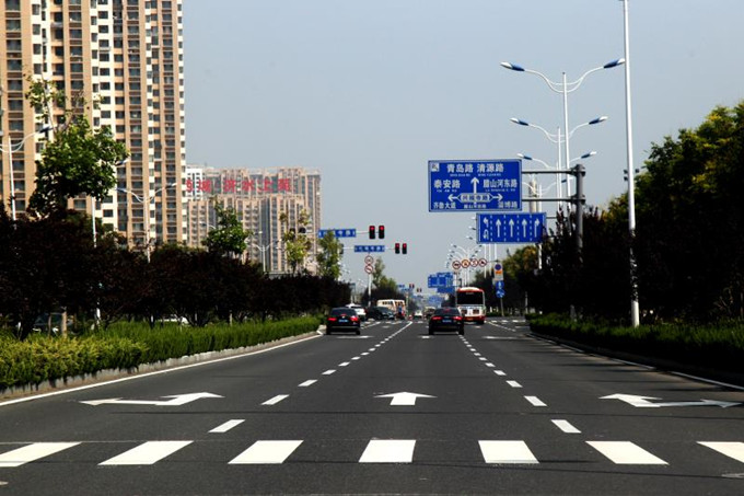 槐荫整治背街小巷乱停车 统一施划停车线