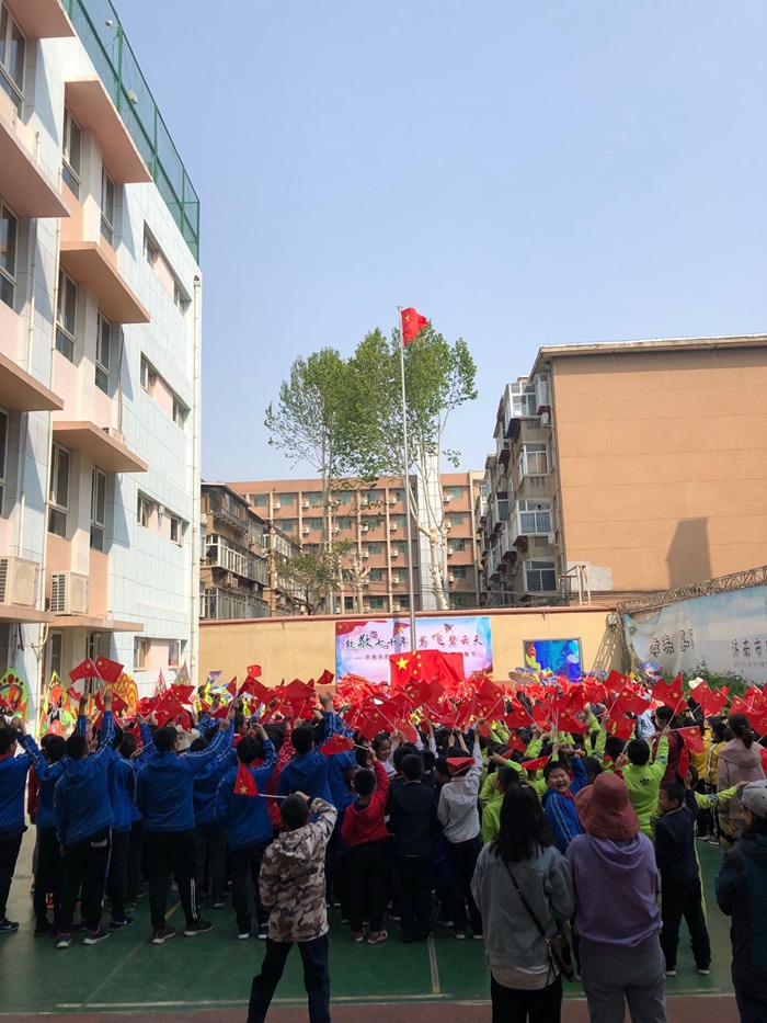 济南市趵突泉小学举办第十六届校园风筝节