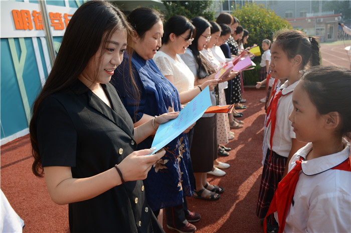 "争做四有好教师 弘扬时代新风尚 汇泉小学举办教师节主题活动